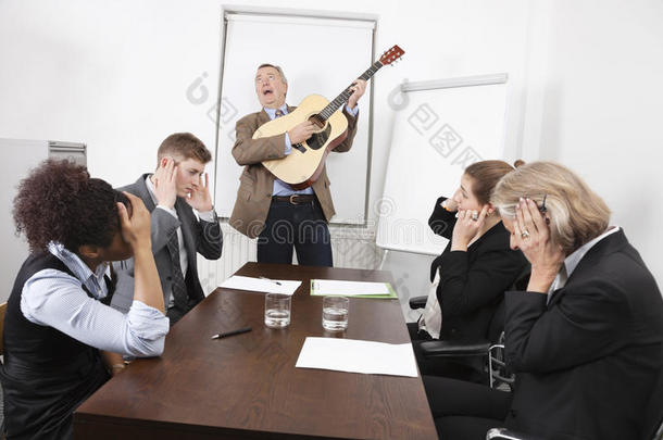 商人在商务会议上弹吉他