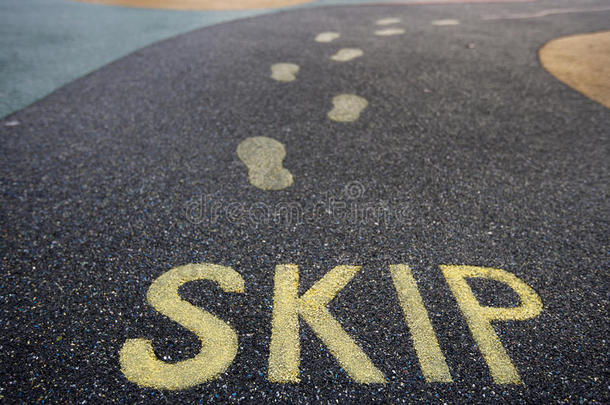 跳板写在儿童游乐场的橡胶地板上