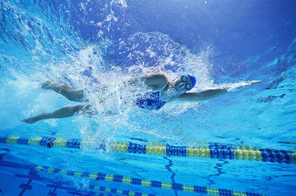 美国女游泳运动员在游泳池游泳时游泳