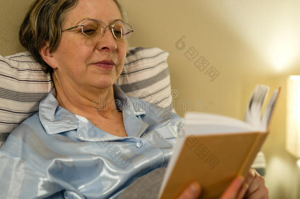 居家老年妇女读书