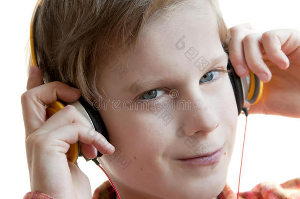 戴着耳机听音乐的笑脸男孩。白色隔离。