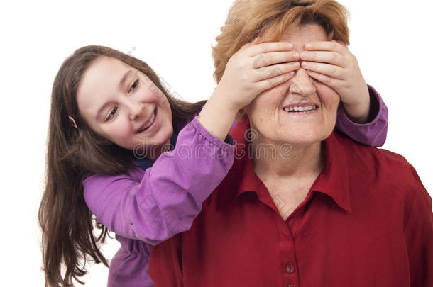 孙女递上祖母的眼睛