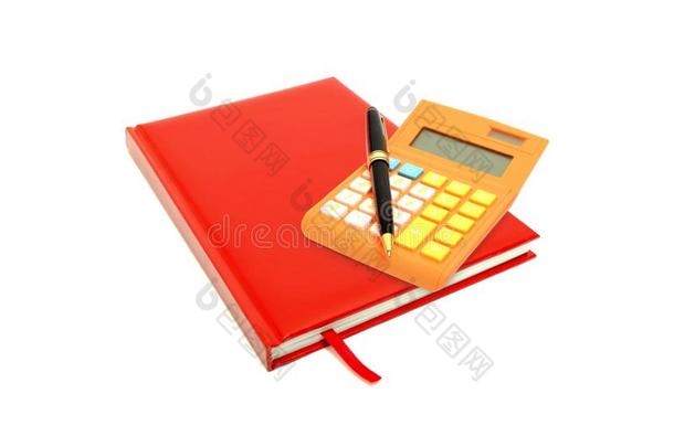 红色的日记、计算器和笔被隔离在白色上