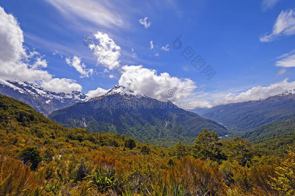 阿尔卑斯山径上的奇山