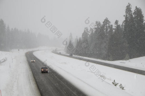 危险驾驶，冰雪覆盖的州际公路