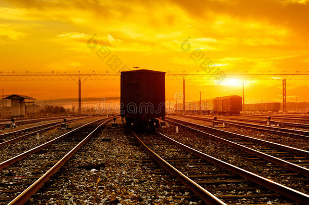 夕阳余晖下的火车经过