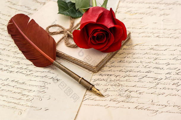 旧信件、玫瑰花和古董羽毛笔