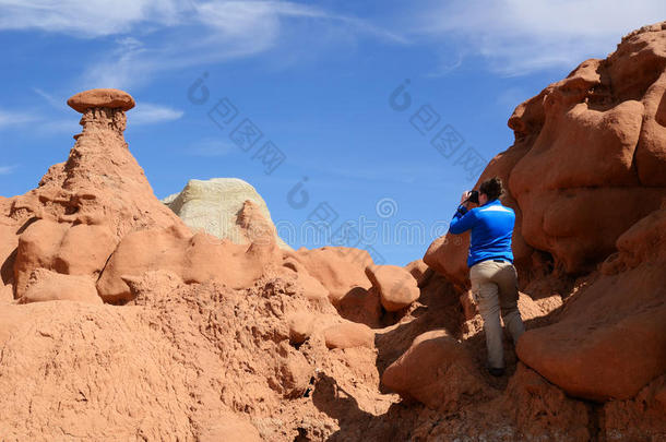 摄影师在戈布林山谷拍摄砂岩岩层
