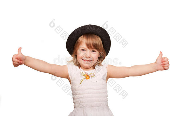 戴黑帽子的小女孩竖起大拇指。