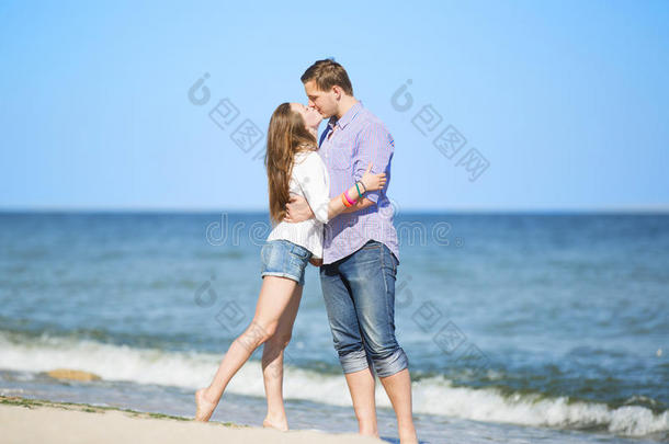 年轻男女在沙滩上接<strong>吻</strong>的<strong>画</strong>像