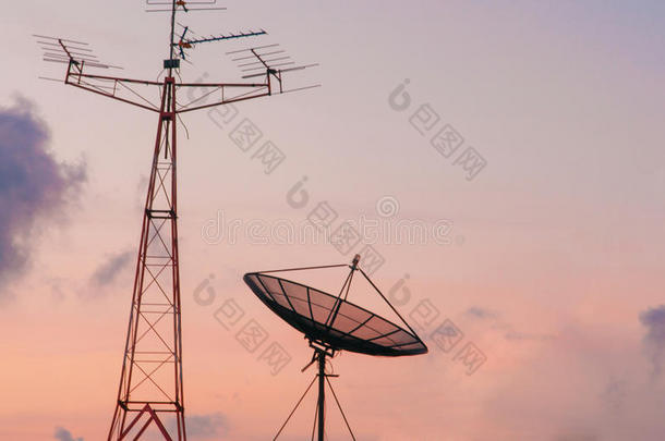 卫星天线和空中无线电接收器