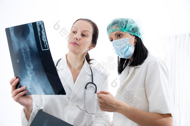 医生检查x射线图像