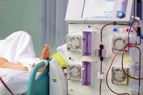 病人床边的血液透析机。