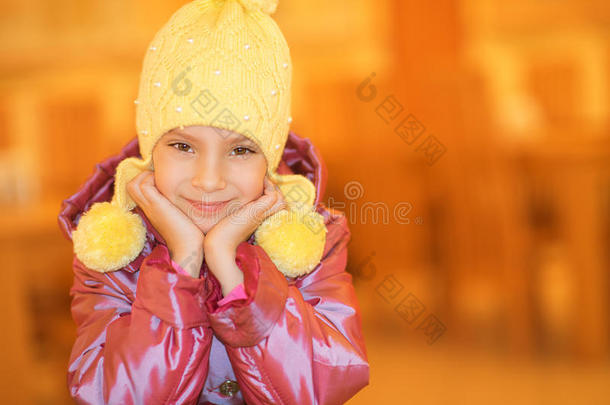 戴黄帽子微笑的小女孩