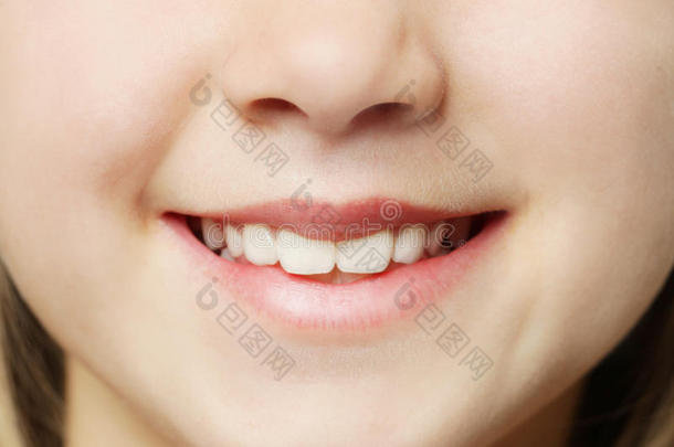 有牙齿的微笑-嘴唇和牙齿