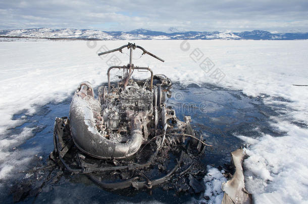 加拿大育空湖上被烧毁的雪地摩托