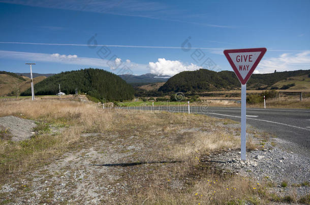 新西兰农村公路上的让路标志