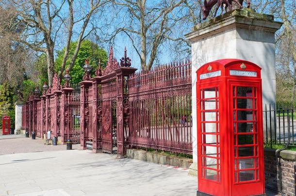 大门口前的两个伦敦亮红色电话舱