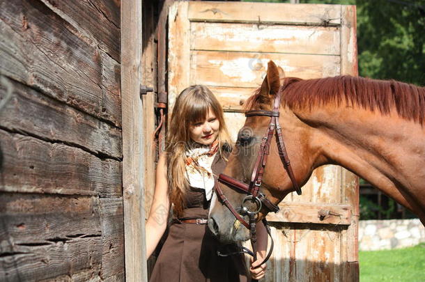 木刺附近少女和栗色马的画像