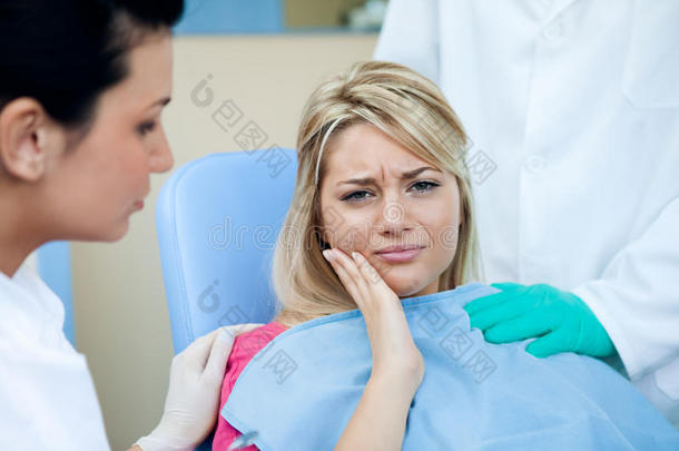 看牙医的女人