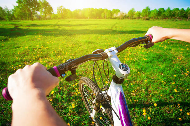 骑自行车在绿地上<strong>骑车</strong>的人。旅行