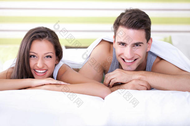 幸福的小夫妻躺在床上