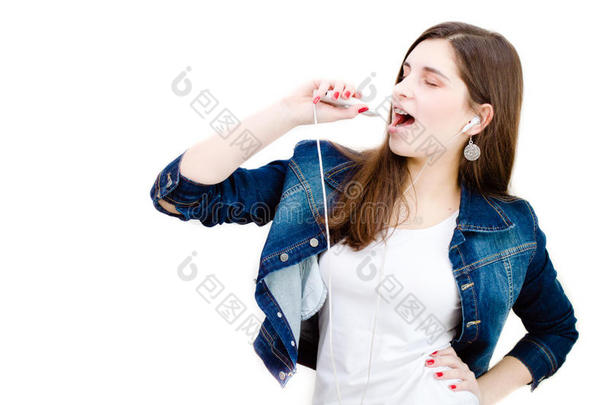 年轻快乐的少女在白色背景上用音乐播放器唱歌