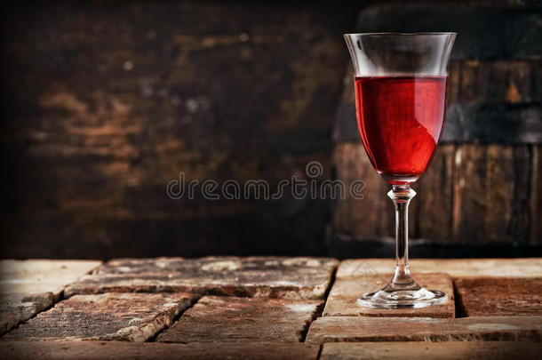 一杯红酒放在一张古朴的桌子上