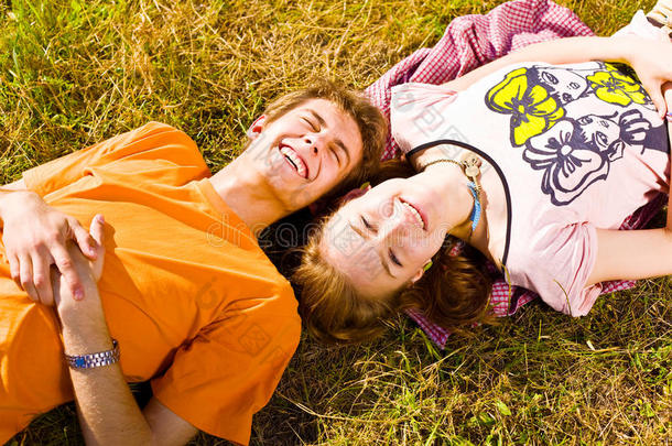 嬉戏的年轻情侣玩乐的写真