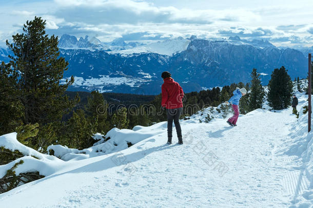 一家人在冬季山坡上玩雪球