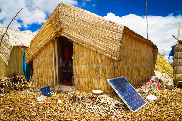 带太阳能电池板的小屋，可再生能源系统