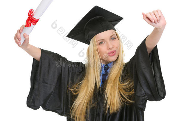 一位身穿<strong>毕业</strong>礼服，带着<strong>毕业证书</strong>的快乐年轻女子