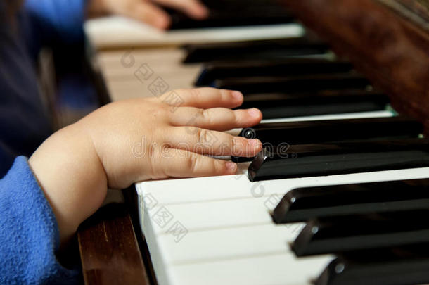 婴儿手弹钢琴