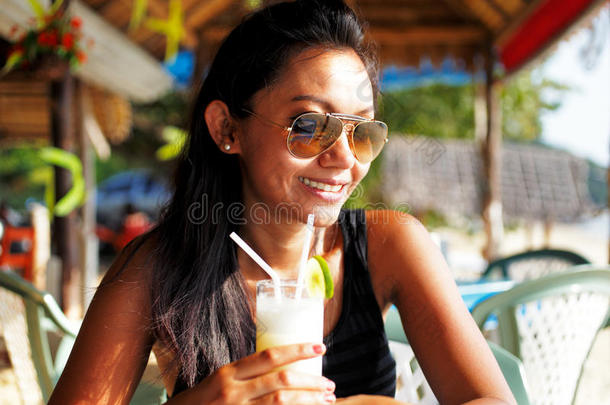 泰国一名年轻女子在海滩餐厅里畅饮