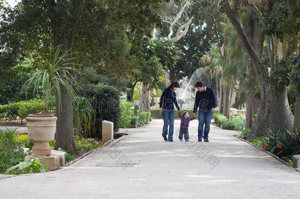 孩子和父母一起学走路