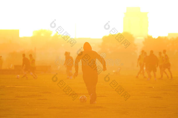 足球运动员跑步参加足球训练课