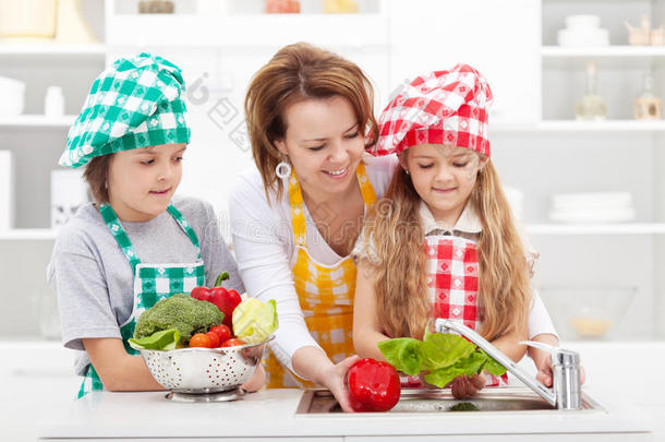 妇女和孩子们正在为一顿饭准备蔬菜