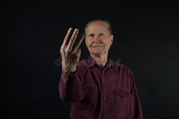 老人伸出三根手指