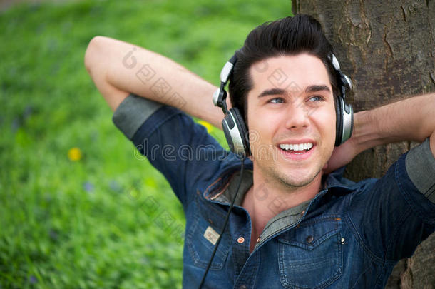 一个快乐的男人在户外听音乐的画像