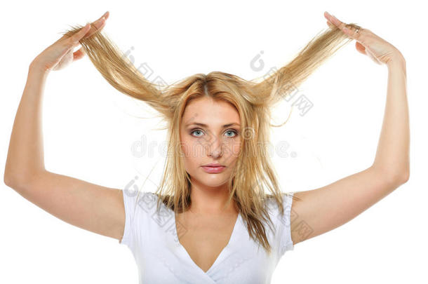 <strong>干枯</strong>的女人头发受损，郁郁寡欢的毛茸茸的女孩。