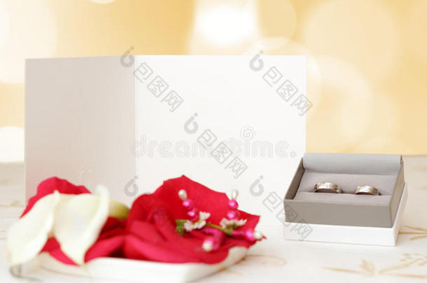 带戒指和文字空间的婚礼公告，聚焦婚礼声明，模糊的戒指，聚焦到带空格的白纸上