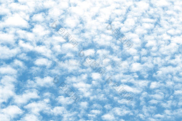 蓝天背景上的云纹理