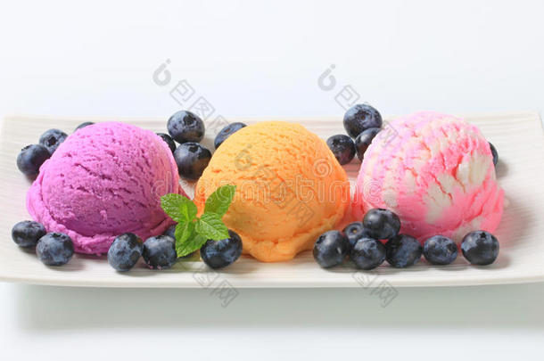 新鲜蓝莓什锦冰淇淋