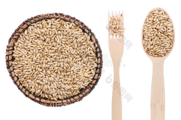 用盘子、叉子和勺子盛大麦