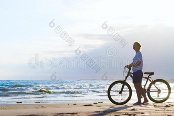 母子俩在海滩骑车