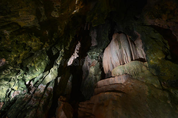 古洞穴中的瀑布状石灰岩