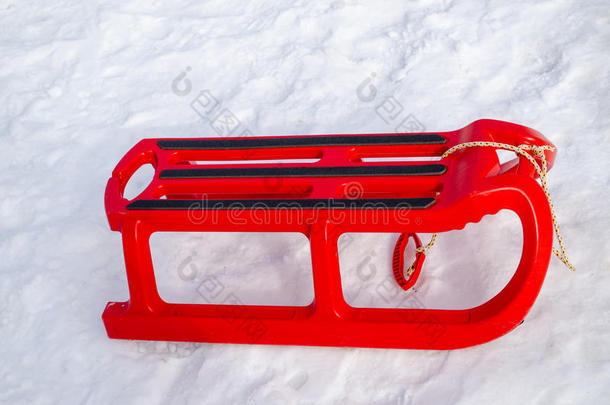 冬季带黑边庭院的塑料红色雪橇