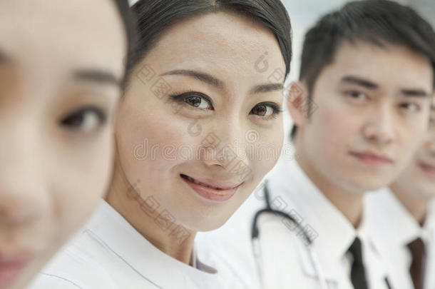 微笑的医护人员站成一排，中国，特写镜头看着护士