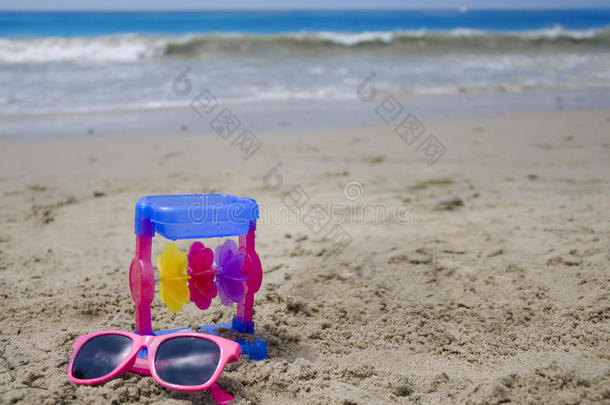 沙滩上的<strong>儿童玩具</strong>和太阳镜
