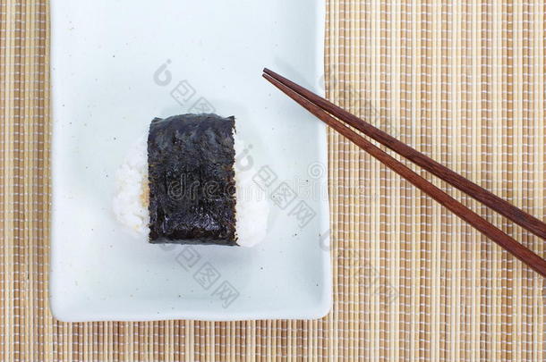 日本料理，<strong>饭团</strong>onigiri